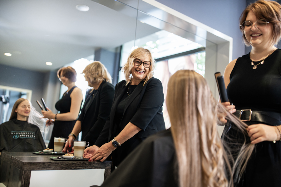 Beratung Eine Kundin wird zu ihrer neuen Frisur beraten