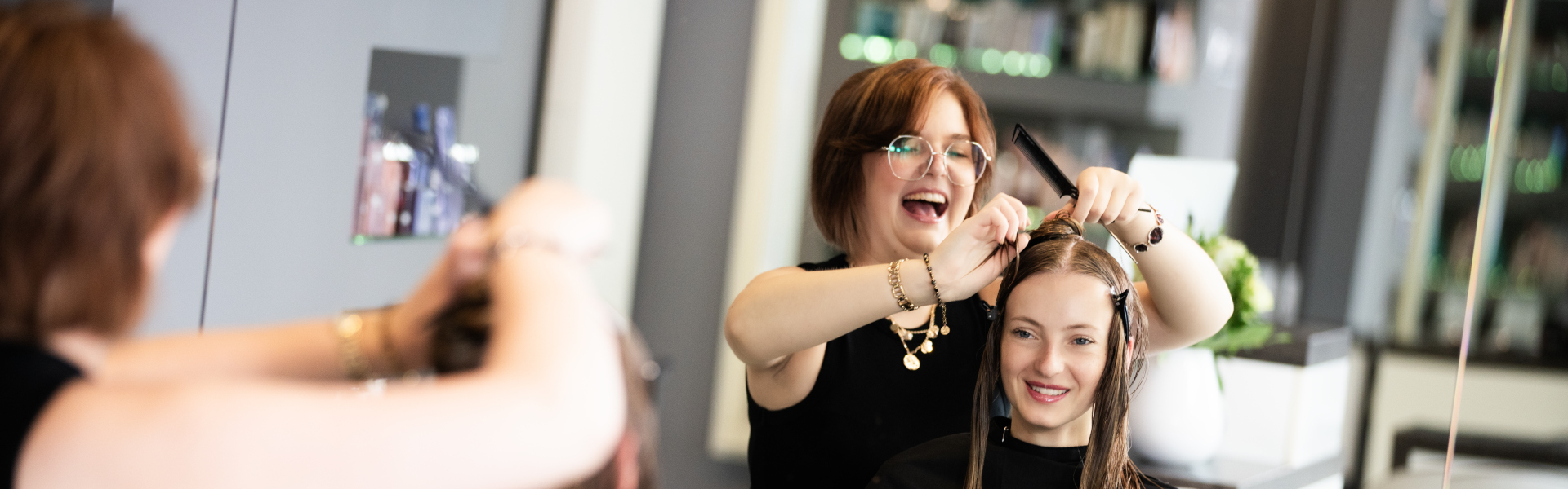 Stylistin Jeanne Emmerich schneidet einer Kundin die Haare